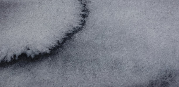 水彩背景与黑色艺术笔触，洗涤，斑点，痕迹。手绘水彩单色画在纹理纸上。有趣的不寻常的创意背景设计。图片下载