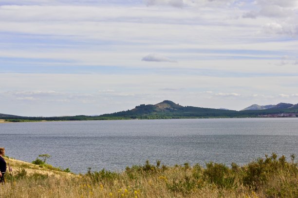 全景山和戏剧性的天空日落背景图片下载