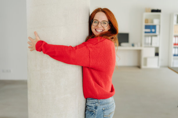 友善的年轻女子，脸上洋溢着幸福的笑容图片下载