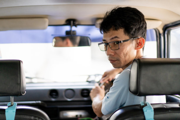 亚洲司机在复古车辆图片下载