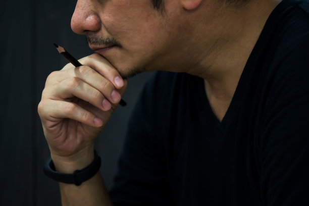 没刮胡子的商人在家工作图片下载