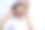 快乐的年轻女人在卧室在家里玩图片下载