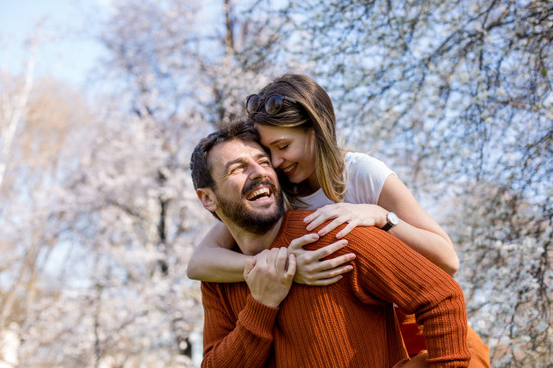 可爱和美丽的夫妇有乐趣在他们的空闲时间图片下载