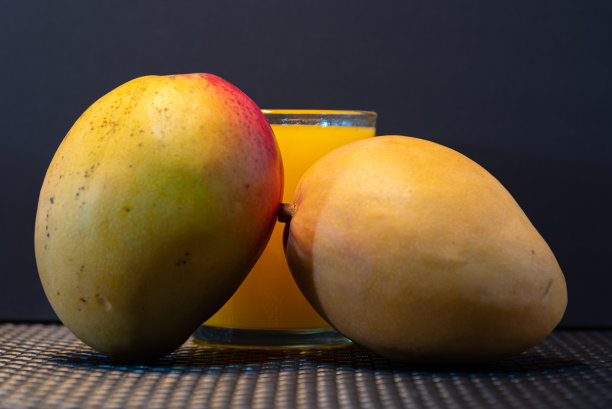 芒果汁。新鲜水果。异国水果，富含纤维。图片下载