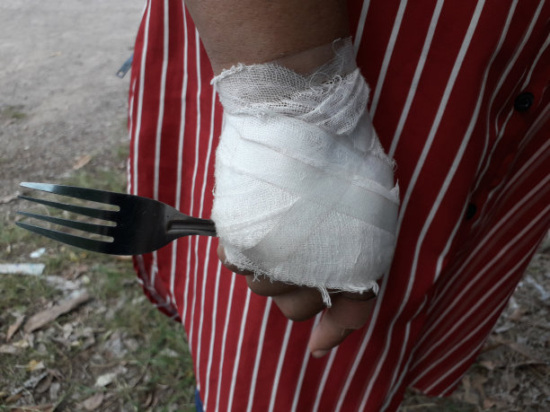 手婆白色绷带图片下载