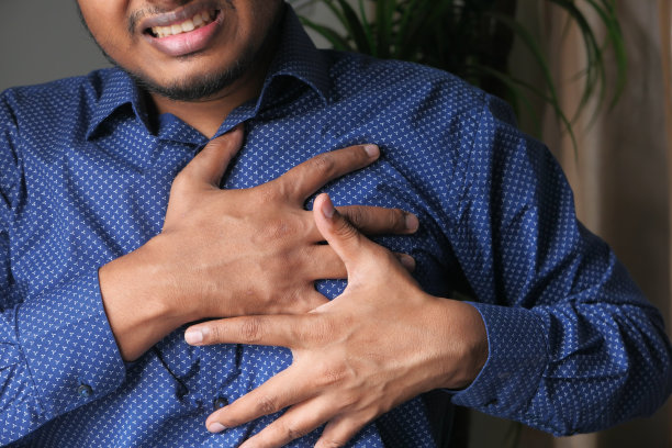 有胸痛，心脏病发作的人，靠近点图片下载