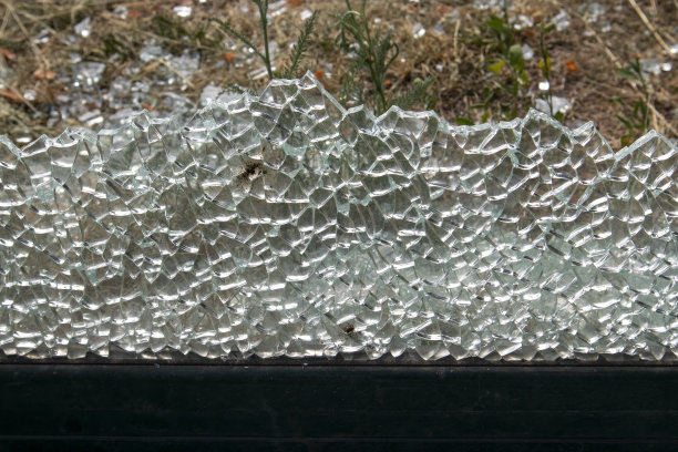 火车站站台避难所的碎玻璃图片下载