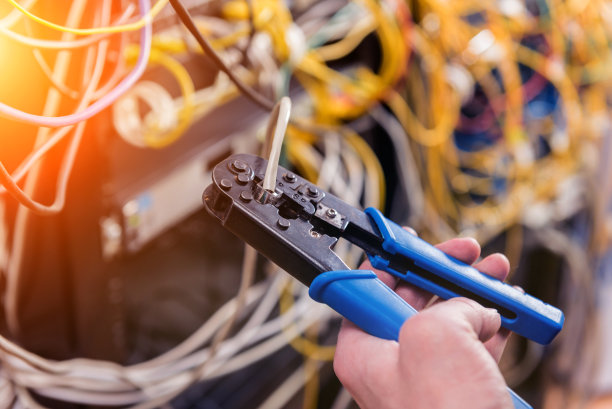 服务器机房网络工程师。连接网线到交换机图片下载