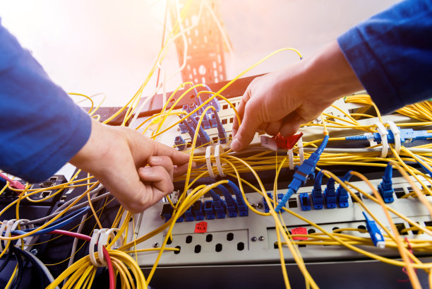 服务器机房网络工程师。连接网线到交换机图片下载