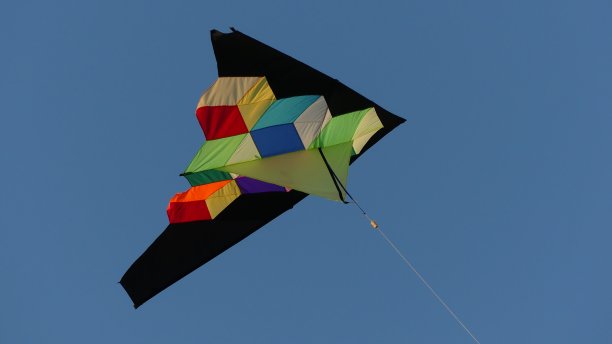 画有几何形状的三角形风筝飞过蓝天图片下载