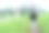 一名男子站在斯诺德格拉斯小径上，以散景为背景，观看夏季的峰丘、科罗拉多峰和村庄图片下载
