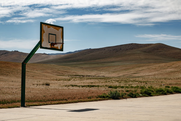 蒙古公园里的篮球场图片下载