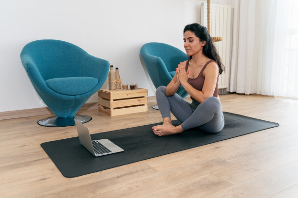 在家里做瑜伽的女人图片下载