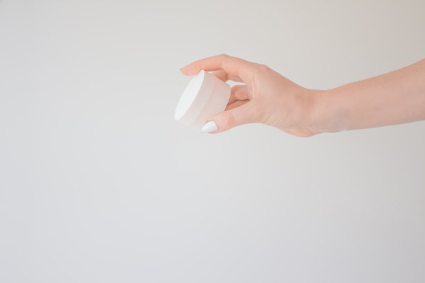 女性手用的乳霜或洗液。护肤美容理念。模型，复制空间上的白色背景图片下载