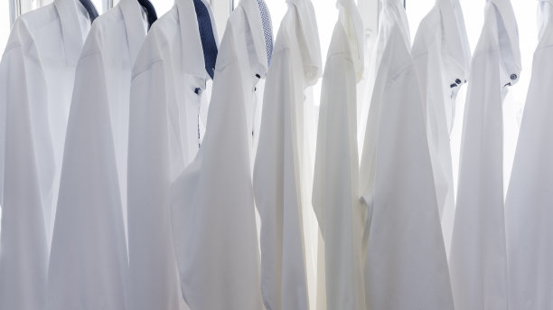 衣柜里挂着白人男式衬衫图片下载