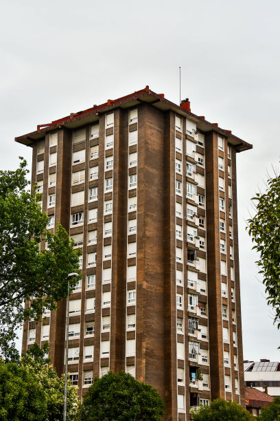 森林中的老房子，照片作为背景在希洪，阿斯图里亚斯元首，西班牙欧洲图片下载