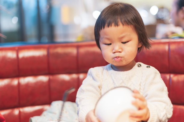 一个亚洲女孩在餐馆吃饭图片下载