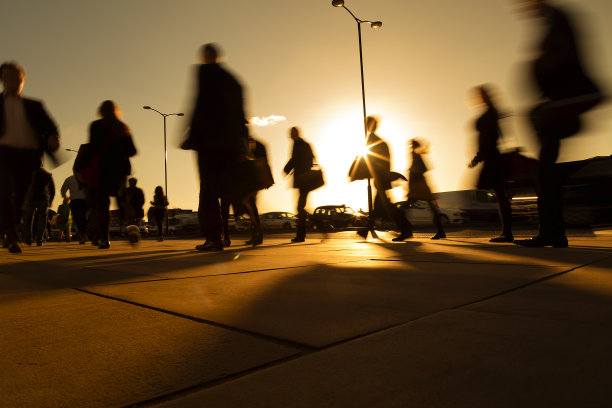 英国伦敦，在阳光下快速行走的上班族图片下载