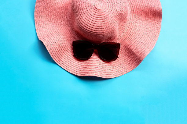 蓝色背景的夏日帽子太阳镜。享受假期的概念。图片下载