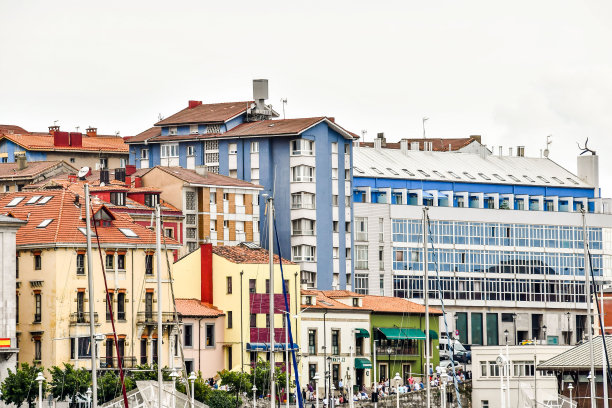 华沙老城的房子，照片为背景在希洪，阿斯图里亚斯元首，西班牙欧洲图片下载