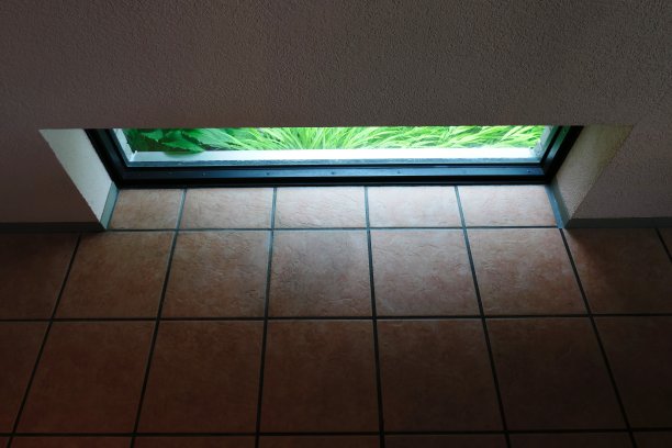 光线透过一扇小窗户。图片下载