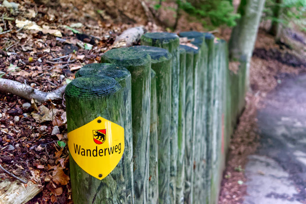 瑞士伯尔尼的标准徒步路线标志图片下载