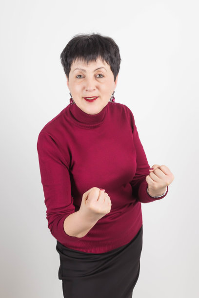 生气的女子照片皱眉，露出拳头，有不满的表情图片下载