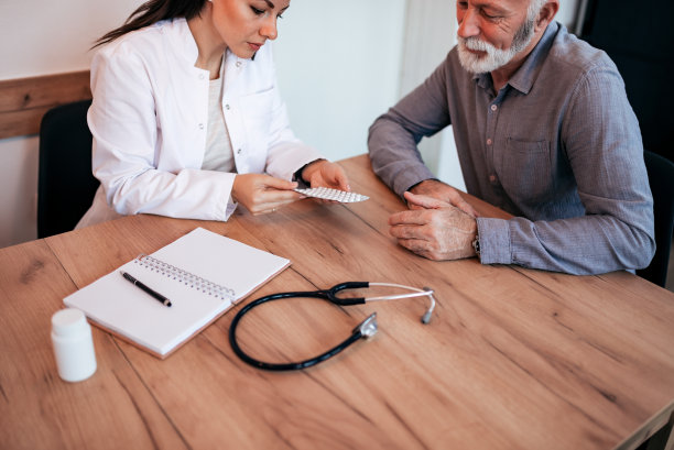 女医生给老病人用药。图片下载