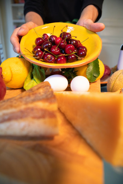 双手捧着樱桃盘的俯视照片图片下载