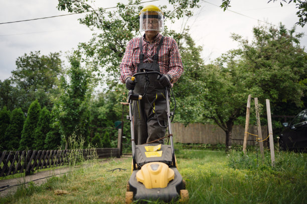 活跃的老人在割草图片下载