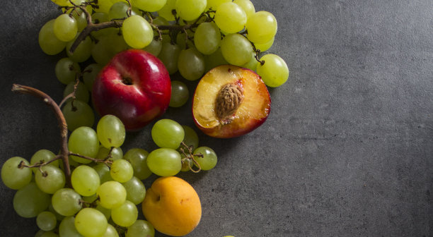 美丽的葡萄和油桃边框，水果特写照片图片下载
