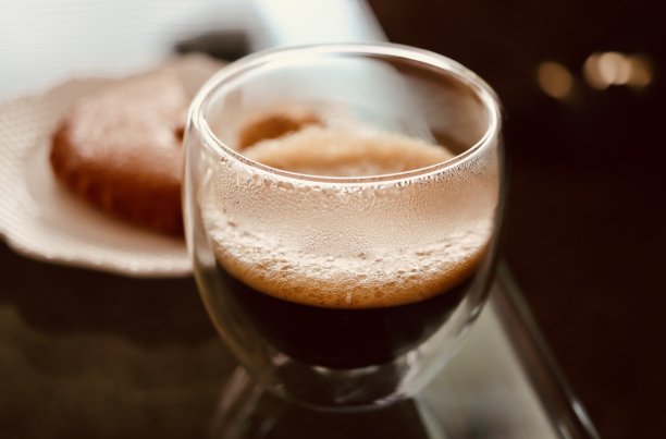 一杯热的浓缩咖啡近了图片下载