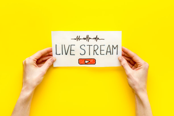 网络直播概念。女性手中握着纸碑。俯视图图片下载