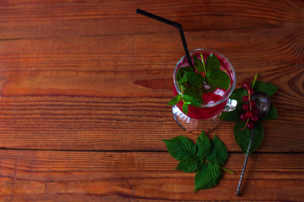夏天新鲜的红加仑冰茶在玻璃上在黑暗的背景。季节性维生素健康食品。简易自制食谱照片图片下载