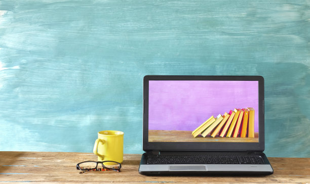 笔记本电脑，一排书，一杯咖啡，电子学习，家庭办公室，图书馆，电子书，家庭教育，概念图片下载