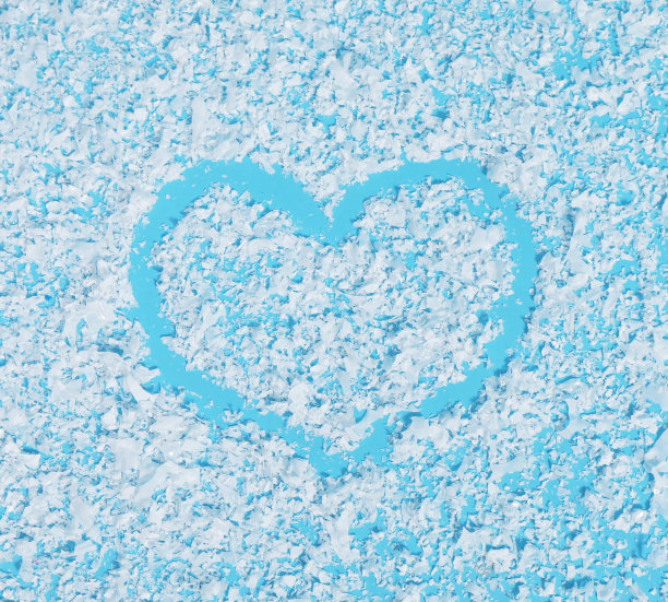 蓝色背景上有雪的心图片下载