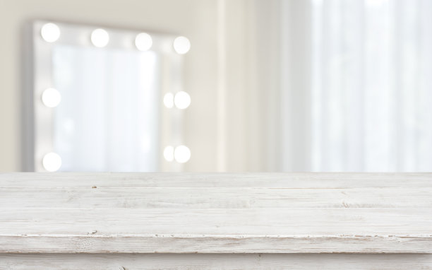 化妆间的散焦化妆镜，木质台面图片下载