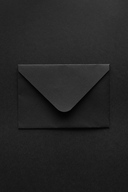 黑色背景上的黑色信封。图片下载