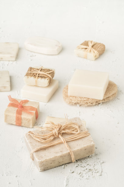 白色背景上的各种天然肥皂条图片下载