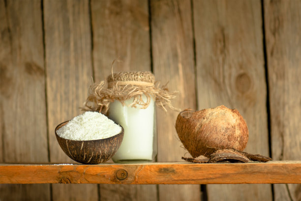 黑色背景上的椰子屑和椰子油。椰子和椰子片图片下载