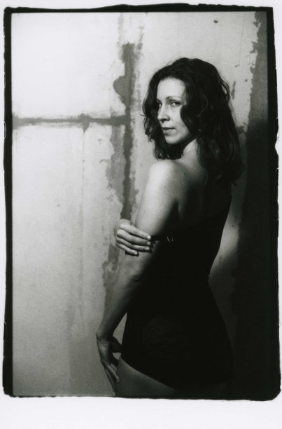 一张女孩放下内衣带子的黑白照片图片下载