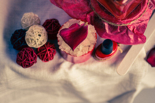 玫瑰花和精油。身体护肤自制成分。图片下载