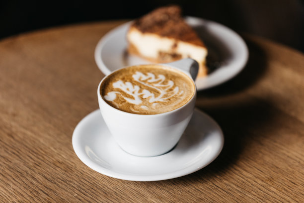 咖啡拿铁艺术和一块蛋糕图片下载