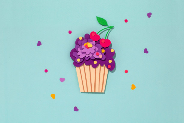 樱桃纸艺术纸杯蛋糕。图片下载