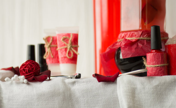 红色的玫瑰油化妆品。红色的温泉。图片下载