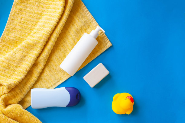 婴儿沐浴用品，婴儿护理，黄色橡皮鸭沐浴游戏。肥皂泡沫，沐浴泡沫，肥皂泡沫图片下载