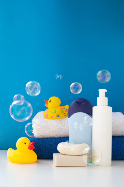 婴儿沐浴用品，婴儿护理，黄色橡皮鸭沐浴游戏。肥皂泡沫，沐浴泡沫，肥皂泡沫图片下载