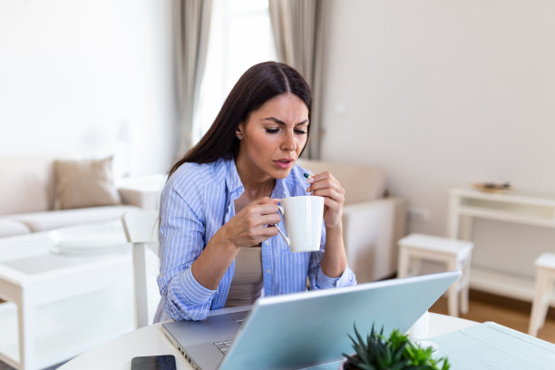 坐在办公桌旁吃着药的女人。我希望流感快点过去。商人有流感。我应该请一天病假的。图片下载