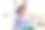 坐在办公桌旁吃着药的女人。我希望流感快点过去。商人有流感。我应该请一天病假的。图片下载