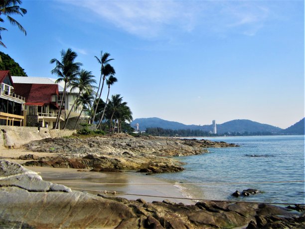 大海，棕榈树和泰国的山脉图片下载